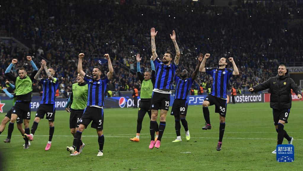 马丁内斯称赞B费：他是助攻之王，曼联在他上场时截然不同（马丁内斯力挺B费：他是助攻王，有他曼联判若两队）