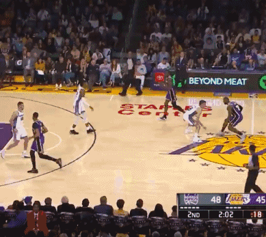 西甲：皇马主场3-0击败皇家贝蒂斯（西甲：皇马主场三球零封皇家贝蒂斯）