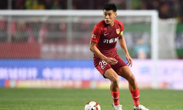 随着曼联1-1遭绝平，英超最新积分榜出炉：阿森纳一枝独秀（曼联1-1读秒遭扳平，英超积分榜更新：阿森纳独领风骚）