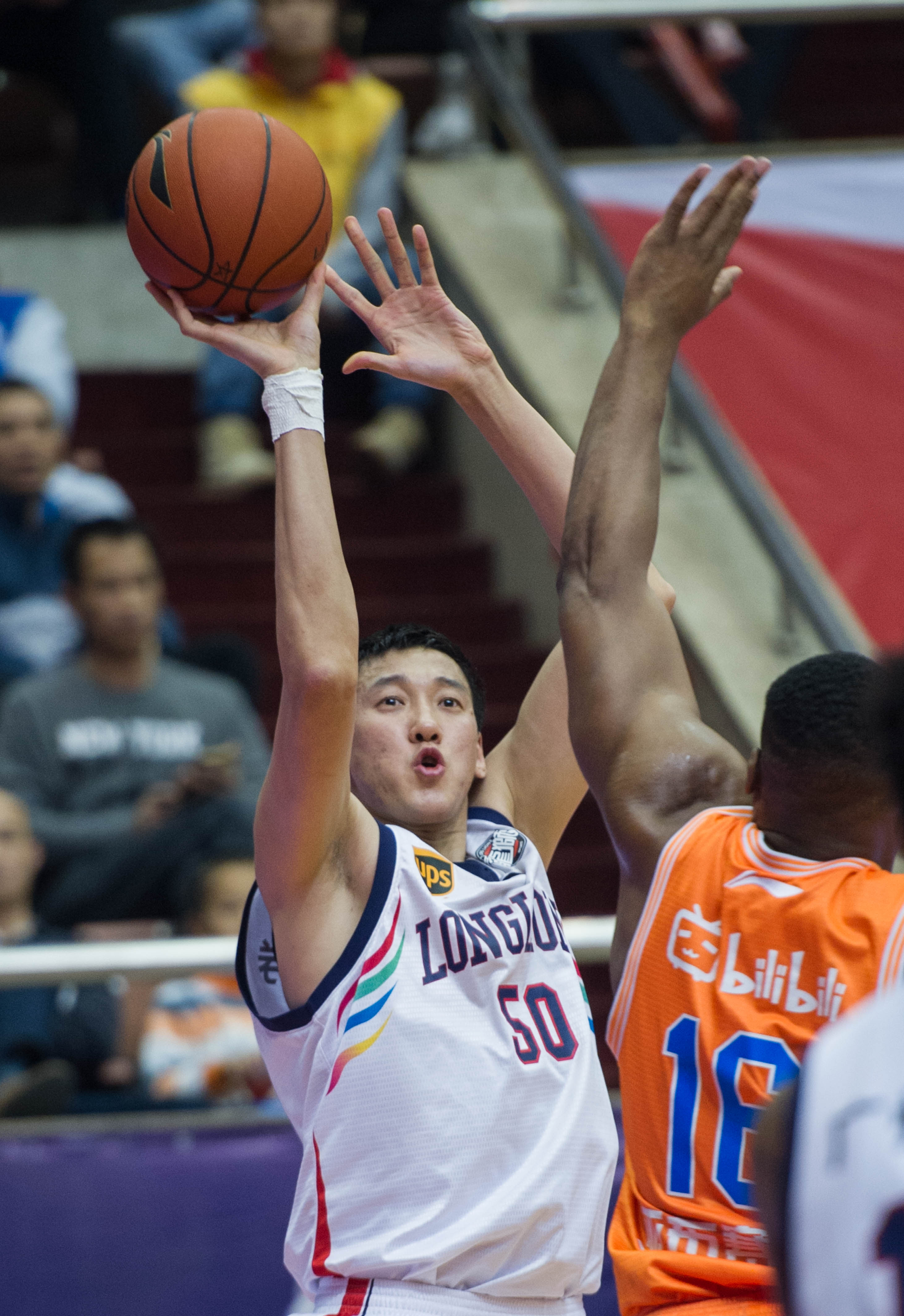 欧冠本周最佳阵容：马杜埃凯、孔德、格林伍德、卡尔在列（欧冠周最佳阵容出炉：马杜埃凯、孔德、格林伍德、卡尔入选）