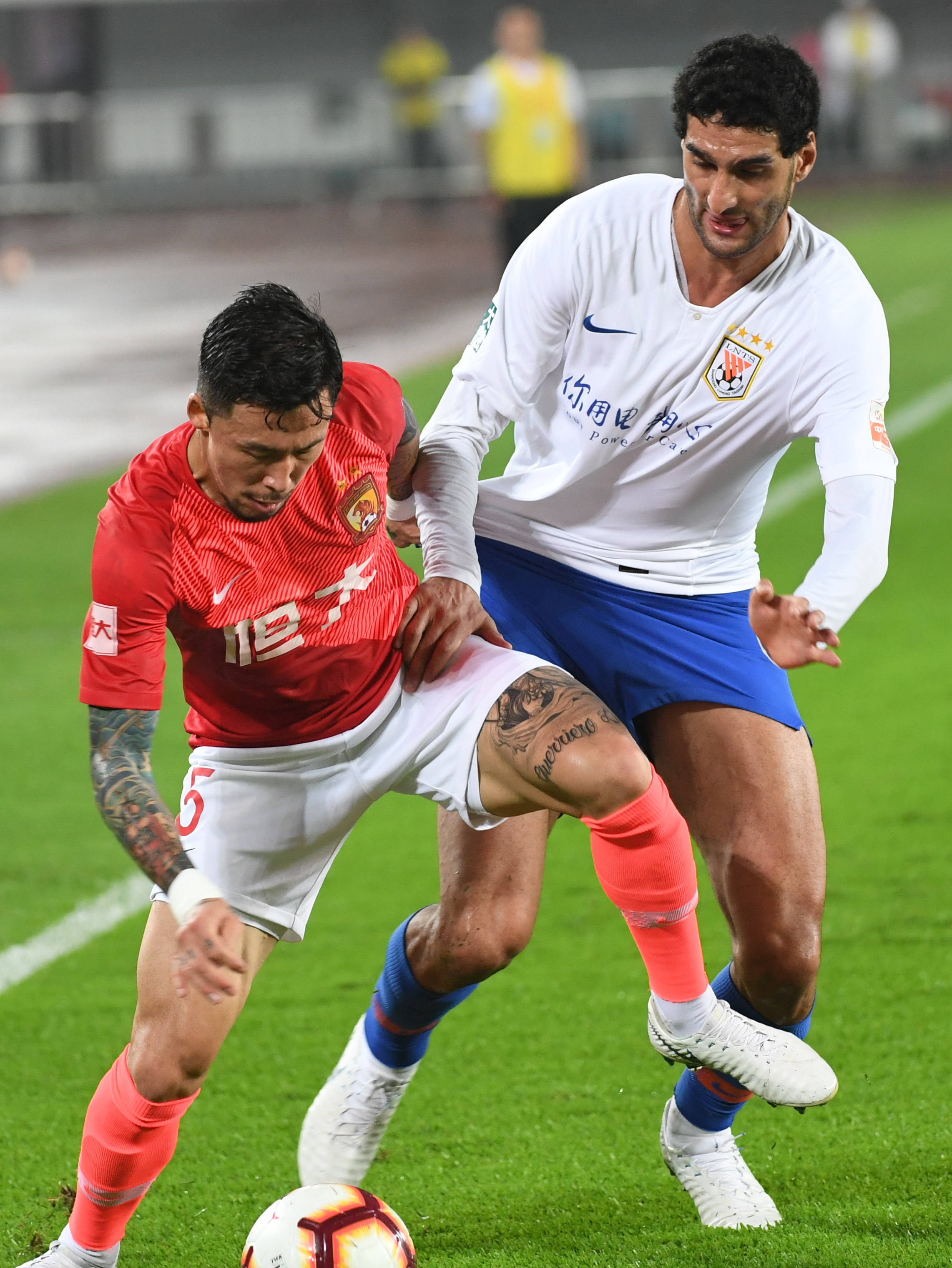 惨败国安后亚泰球员贺一然被自家球迷辱骂，他做出手势回击（惨负国安后，亚泰球员贺一然遭自家球迷辱骂，随即以手势回击）